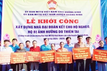 Huyện Quảng Ninh (Quảng Bình) trao tiền hỗ trợ xây dựng 'Đại đoàn kết' cho hộ nghèo.