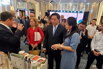 Thứ trưởng Kế hoạch và Đầu tư Trần Duy Đông và các đại biểu tham dự các gian hàng triển lãm tại Diễn đàn.