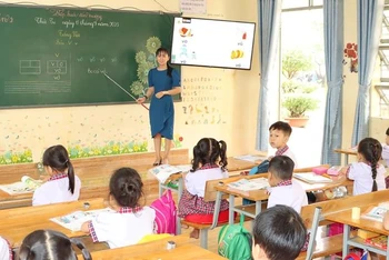Giờ học của cô và trò trường Tiểu học Lê Lợi, xã Phước Minh, huyện Bù Gia Mập.