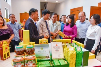 Các đại biểu tham quan gian hàng giới thiệu sản phẩm tiêu biểu của tỉnh Quảng Ninh năm 2023.