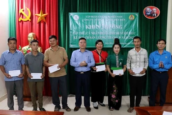 Lãnh đạo Công ty Cổ phần Cao su Điện Biên, trao thưởng các công nhân đạt thành tích thi đua xuất sắc trong tháng 9.