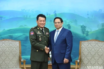 Thủ tướng Phạm Minh Chính tiếp Đại tướng Vong Pisen, Tổng Tư lệnh Quân đội Hoàng gia Campuchia. 