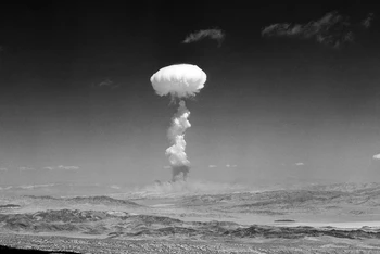 Một cột khói hình nấm trong vụ thử hạt nhân tại Nevada (Mỹ) năm 1952. (Ảnh: AP)