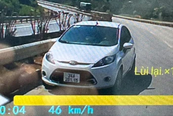 Hình ảnh ô-tô con đi ngược chiều trên Cao tốc Nội Bài-Lào Cai. (Ảnh chụp màn hình).