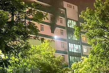 Khu vực phát hiện đám cháy tại tầng 6, Bệnh viện đa khoa khu vực Cẩm Phả, Quảng Ninh. (Ảnh: TTXVN)