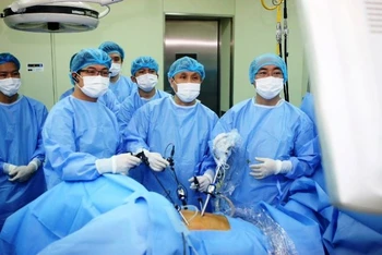 Kíp phẫu thuật Bệnh viện Trung ương Huế thực hiện phẫu thuật cắt trực tràng cho bệnh nhân ung thư. (Ảnh: BVH)