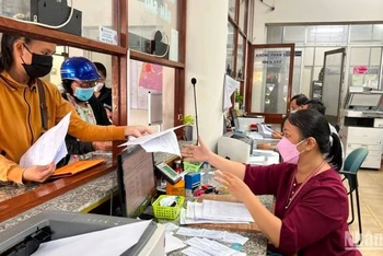 Người dân làm thủ tục hành chính tại Ủy ban nhân dân phường Bình Hưng Hoà, quận Bình Tân.