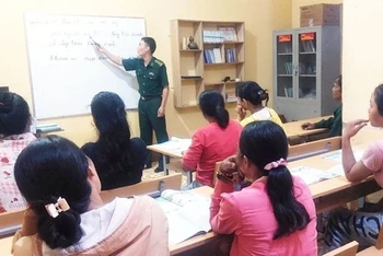 Đại úy Nguyễn Văn Luân, Đội trưởng Đội Vận động quần chúng (Đồn Biên phòng Ia Lốp) trong 1 tiết dạy môn Tiếng Việt cho người dân khu dân cư suối Khôn. 