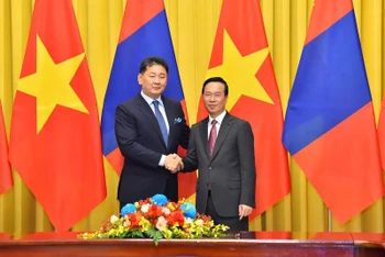 Chủ tịch nước Võ Văn Thưởng và Tổng thống Mông Cổ Ukhnaagiin Khurelsukh chụp ảnh chung tại buổi hội đàm.