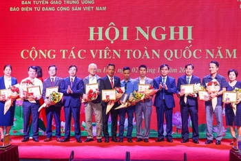 Trao tặng Kỷ niệm chương cho các đồng chí có đóng góp xuất sắc cho Báo điện tử Đảng Cộng sản Việt Nam.