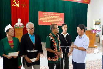 Bộ trưởng, Chủ nhiệm Ủy ban Dân tộc Hầu A Lềnh thăm hỏi, tặng quà cho bà con dân tộc thiểu số huyện Tân Sơn.