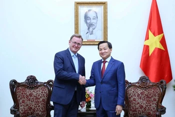 Phó Thủ tướng Lê Minh Khái tiếp ngài Bodo Ramelow, Thủ hiến Bang Thuringia, Cộng hòa Liên bang Đức. (Ảnh: VGP)