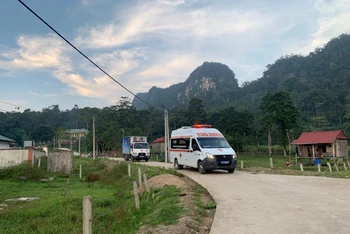 Trung tâm kiểm soát bệnh tật Quảng Bình dùng xe chuyện dụng đưa thiết bị y tế hiện đại đến khám phát hiện bệnh lao cho bà con vùng biên giới Bố Trạch.