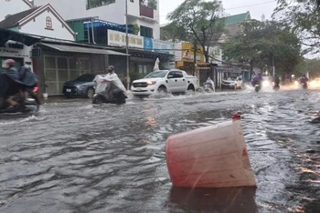 Đường Phong Định Cảng tại thời điểm 6 giờ 30 phút ngày 13/11 bị ngập nước.