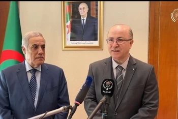Ông Ennadir Larbaoui (trái) kế nhiệm ông Aïmene Benabderrahmane trở thành Thủ tướng mới của Algeria. (Nguồn: Horizons)