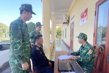 Cán bộ Biên phòng Trà Cổ lấy lời khai đối tượng Nguyễn Văn Cường.
