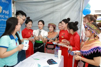 Hơn 1.000 thanh niên người dân tộc thiểu số tại các xã, bản của huyện Thuận Châu tham gia ngày hội tư vấn, giới thiệu việc làm.