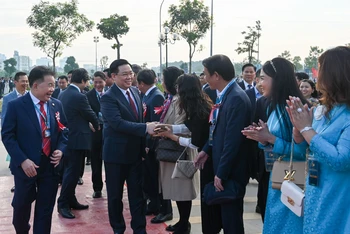 Chủ tịch Quốc hội Vương Đình Huệ với các đại biểu dự lễ kỷ niệm.