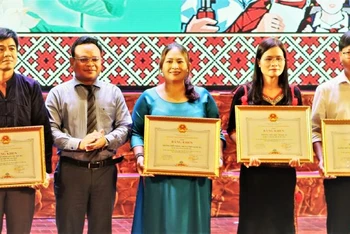 Các tập thể tiêu biểu trong công tác dân tộc được Ủy ban Nhân dân tỉnh Bình Phước tặng Bằng khen.