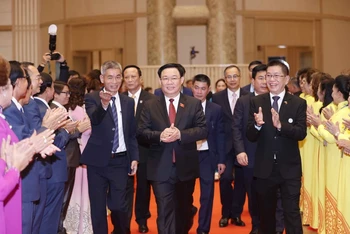 Chủ tịch Quốc hội Vương Đình Huệ gặp gỡ cộng đồng người Việt Nam tại Thái Lan. (Ảnh: TTXVN)