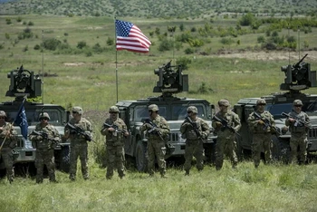 Binh sỹ Mỹ tham gia cuộc huấn luyện của NATO tại Negotino, Bắc Macedonia. (Ảnh: AFP/TTXVN)