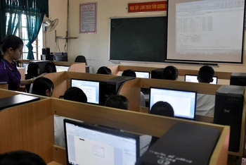 Giờ học tin học của học viên Trung tâm Giáo dục nghề nghiệp-Giáo dục thường xuyên Đô Lương (Nghệ An).