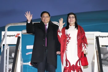 Thủ tướng Phạm Minh Chính và Phu nhân đến Sân bay Quốc tế Zurich, Thụy Sĩ. (Ảnh: TTXVN)