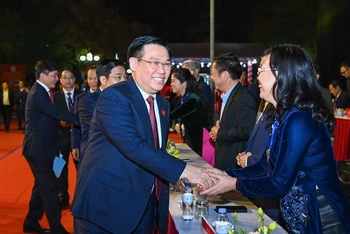 Chủ tịch Quốc hội Vương Đình Huệ với các đại biểu dự lễ công bố.