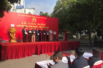 Trao giấy chứng nhận gắn biển số nhà cho các tập thể, cá nhân trên hai phố Nguyễn Xuân Nham và Thâm Tâm.
