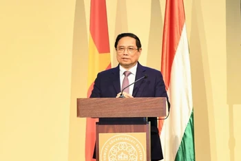 Thủ tướng Phạm MInh Chính phát biểu chính sách tại Trường Đại học Hành chính công quốc gia Hungary,