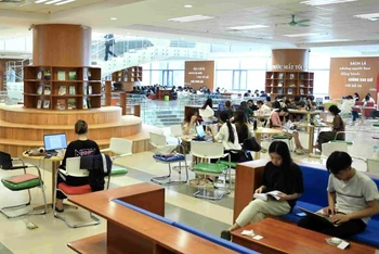 Sinh viên tra cứu, học tập tại Thư viện dùng chung Trường đại học Kinh tế quốc dân.