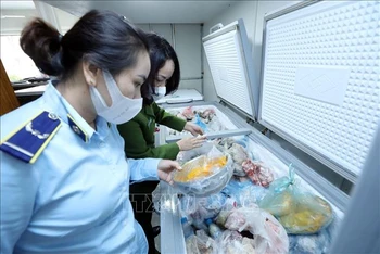Đoàn kiểm tra liên ngành vệ sinh an toàn thực phẩm tỉnh Lạng Sơn kiểm tra 1 cơ sở tại khu Hòa Bình, thị trấn Lộc Bình, huyện Lộc Bình. (Ảnh minh họa: Anh Tuấn/TTXVN)
