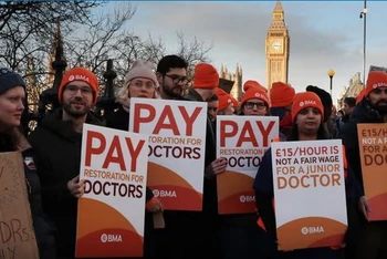 Các bác sĩ trẻ đình công đòi tăng lương. (Nguồn: The Guardian)