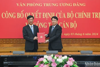 Thường trực Ban Bí thư Lương Cường trao Quyết định của Bộ Chính trị điều động, bổ nhiệm Thượng tướng Nguyễn Duy Ngọc giữ chức Chánh Văn phòng Trung ương Đảng.