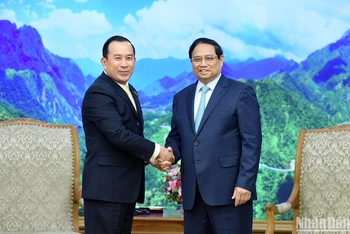 Thủ tướng Phạm Minh Chính tiếp Bộ trưởng Thanh tra Vương quốc Campuchia Huot Hak. (Ảnh: TRẦN HẢI)
