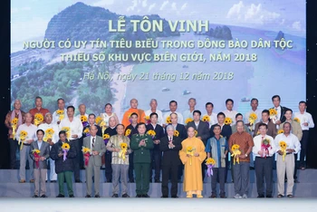 Năm 2018, Tạp chí Cộng sản, Ủy ban Dân tộc và Bộ Tư lệnh Bộ đội Biên phòng phối hợp với các địa phương lựa chọn và biểu dương 163 đại biểu tiêu biểu trong Chương trình “Điểm tựa của bản làng” lần thứ I. (Ảnh: Ban Tổ chức)