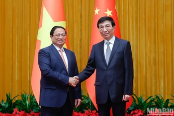 Thủ tướng Phạm Minh Chính hội kiến Chủ tịch Chính hiệp Trung Quốc Vương Hộ Ninh. (Ảnh: Nhật Bắc)