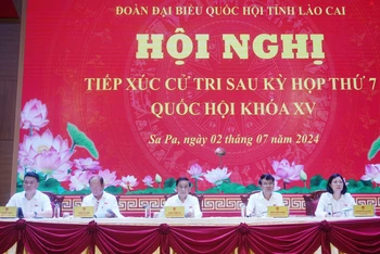Đồng chí Trần Cẩm Tú, Ủy viên Bộ Chính trị, Bí thư Trung ương Đảng, Chủ nhiệm Ủy ban Kiểm tra Trung ương tiếp xúc cử tri tại thị xã Sa Pa (Lào Cai).