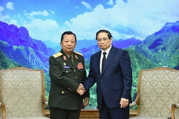 Thủ tướng Phạm Minh Chính đón Đại tướng Chansamone Chanyalath, Phó Thủ tướng, Bộ trưởng Quốc phòng Lào.