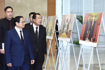 Thủ tướng Phạm Minh Chính giới thiệu với Chủ tịch Đảng Nhân dân Campuchia, Chủ tịch Thượng viện Hun Sen những bức ảnh kỷ niệm mối quan hệ Việt Nam-Campuchia. (Ảnh: TRẦN HẢI)