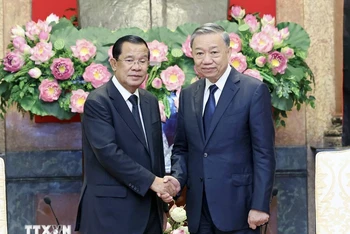 Chủ tịch nước Tô Lâm tiếp Chủ tịch Đảng Nhân dân Campuchia, Chủ tịch Thượng viện Vương quốc Campuchia Samdech Hun Sen. (Ảnh: TTXVN)