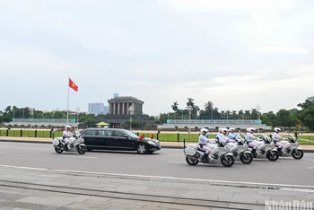 Đoàn xe chở Tổng thống Timor-Leste Jose Ramos-Horta trên đường Độc Lập đến Nhà Quốc hội.