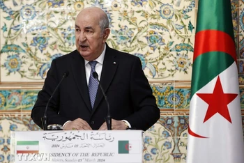 Tổng thống Algeria Abdelmadjid Tebboune phát biểu trong cuộc họp báo ở Algiers ngày 3/3/2024. (Ảnh: THX/TTXVN)