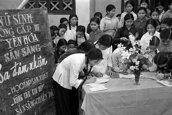 Đăng ký tham gia Phong trào “Ba đảm nhiệm” (sau chuyển thành Phong trào Phụ nữ “Ba đảm đang”) tại trường cấp III Yên Hòa, Hà Nội. 