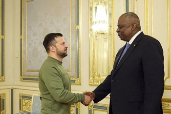 Tổng thống Ukraine Volodymyr Zelensky (trái) trong cuộc gặp Bộ trưởng Quốc phòng Mỹ Lloyd Austin tại Kiev, ngày 20/11/2023. (Ảnh: Getty Images/TTXVN)