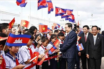 Lễ đón Chủ tịch Quốc hội Trần Thanh Mẫn tại sân bay quốc tế Pochentong, thủ đô Phnom Penh. (Ảnh: TTXVN)