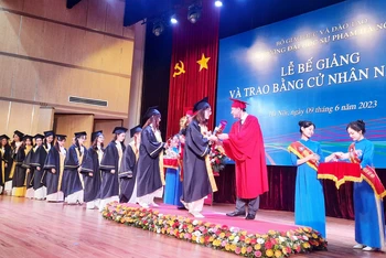 Trường đại học Sư phạm Hà Nội trao bằng cho hơn 1.300 cử nhân