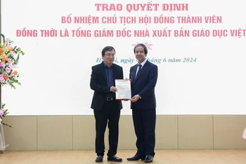 Bộ trưởng Nguyễn Kim Sơn trao quyết định cho ông Nguyễn Tiến Thanh.