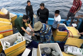 Lực lượng Bộ đội Biên phòng Quảng Ngãi kiểm đếm, tạm giữ số hiện vật gốm sứ do các ngư dân trên tàu cá BĐ 10546TS khai thác trái phép trên vùng biển huyện Bình Sơn.