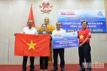 Trao tặng 15.000 lá cờ Tổ quốc cho chính quyền và nhân dân tỉnh Quảng Ngãi.